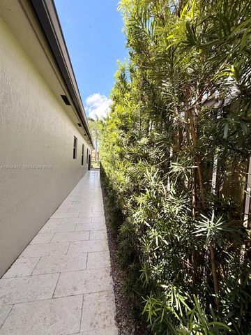 16572 SW 43rd Ln, Kendall, FL 33185