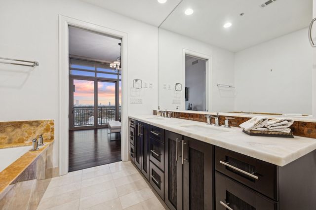 2207 Bancroft Street 1606, Houston, TX 77027