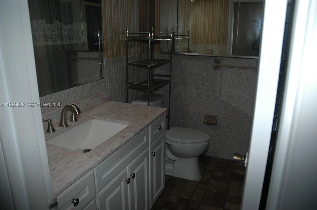 Image 16 of property listing at 5300 Washington St F119, Hollywood, FL 33021