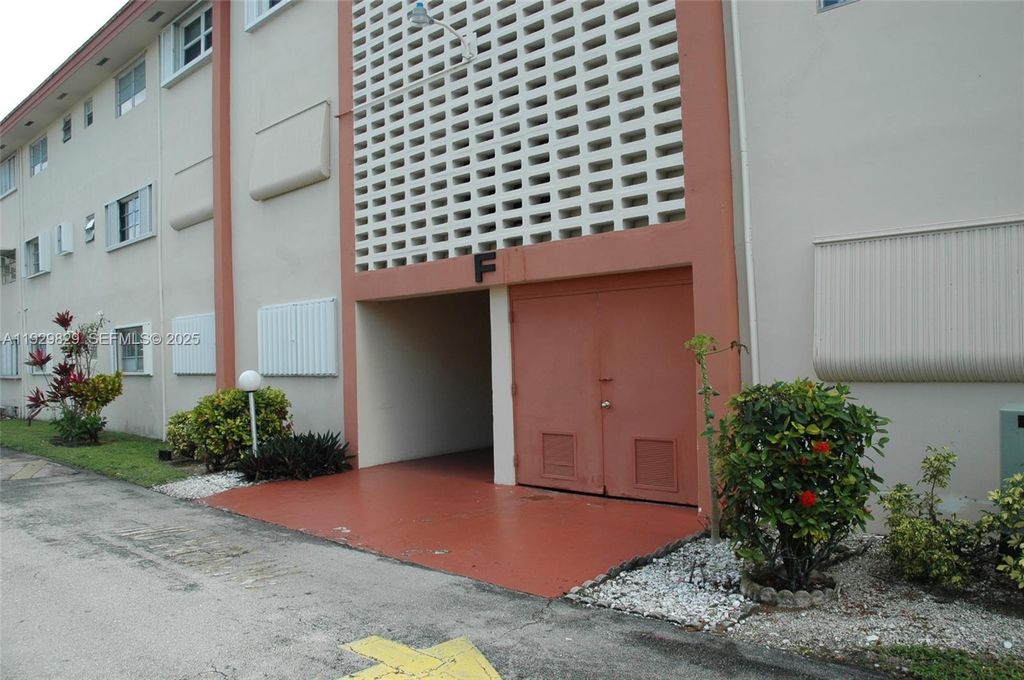 Image 3 of property listing at 5300 Washington St F119, Hollywood, FL 33021