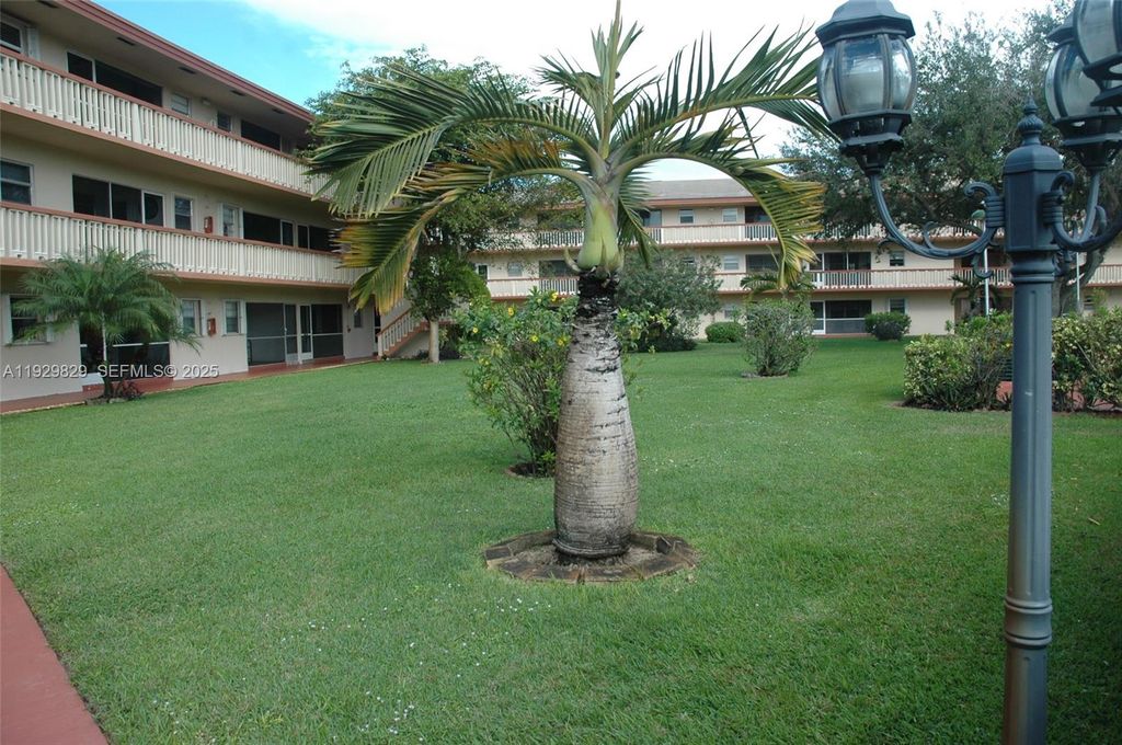 Image 7 of property listing at 5300 Washington St F119, Hollywood, FL 33021