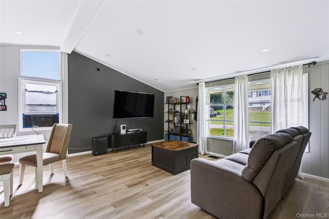 20 Seneca Lane, Milton, NY 12547