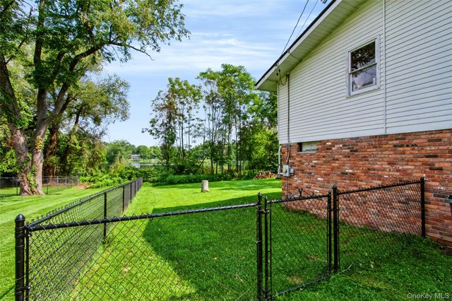 20 Seneca Lane, Milton, NY 12547