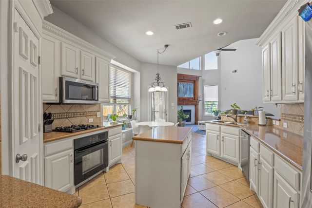 2302 Grizzly Run Lane, Euless, TX 76039