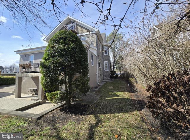 511 CHESTER PIKE, Sharon Hill, PA 19079