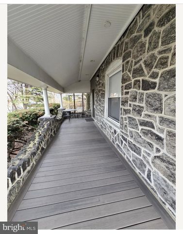 511 CHESTER PIKE, Sharon Hill, PA 19079