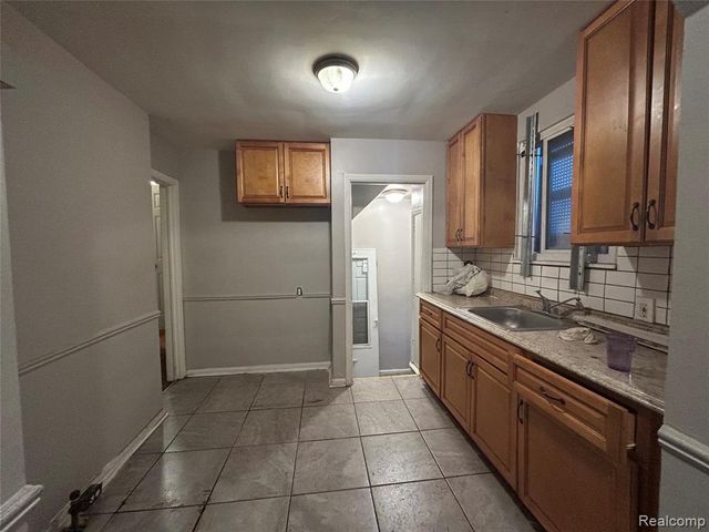 6718 Grandville Avenue, Detroit, MI 48228