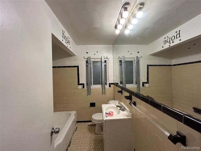 6718 Grandville Avenue, Detroit, MI 48228