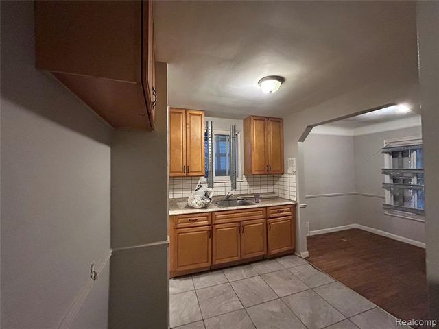 6718 Grandville Avenue, Detroit, MI 48228