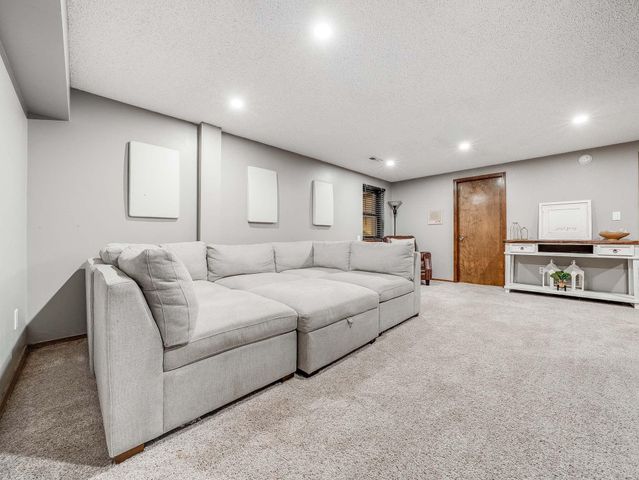 1409 N Wagon Wheel Ct, Derby, KS 67037