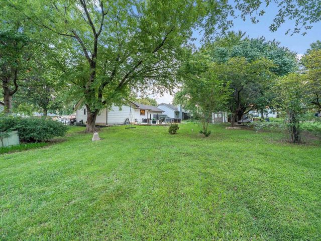 1409 N Wagon Wheel Ct, Derby, KS 67037