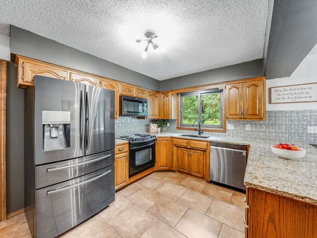 1409 N Wagon Wheel Ct, Derby, KS 67037