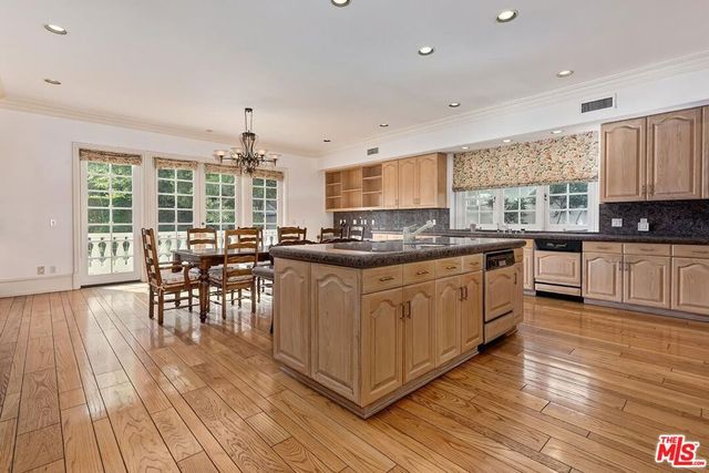 701 N Beverly Drive, Beverly Hills, CA 90210