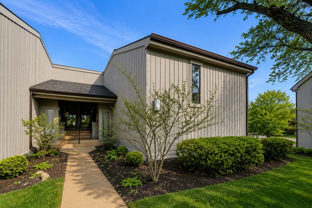 83 THORNHILL Lane B, Lake Barrington, IL 60010