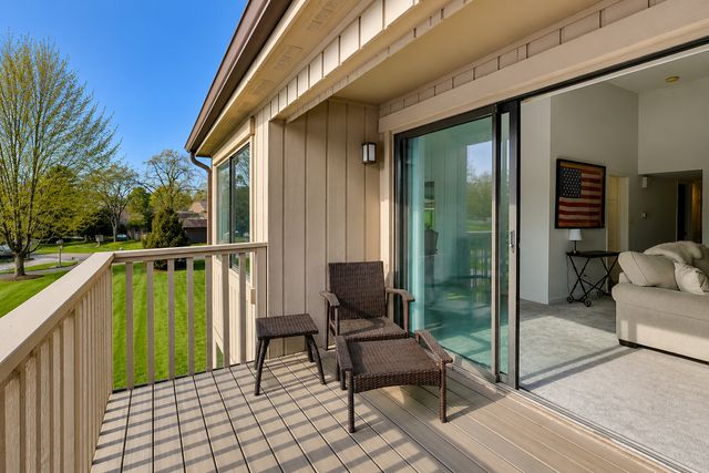83 THORNHILL Lane B, Lake Barrington, IL 60010