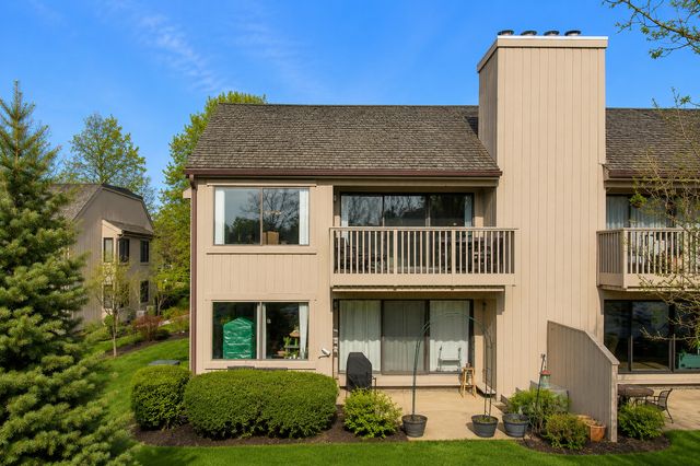 83 THORNHILL Lane B, Lake Barrington, IL 60010