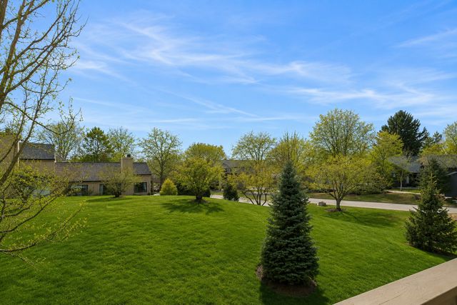 83 THORNHILL Lane B, Lake Barrington, IL 60010