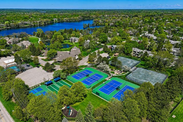83 THORNHILL Lane B, Lake Barrington, IL 60010