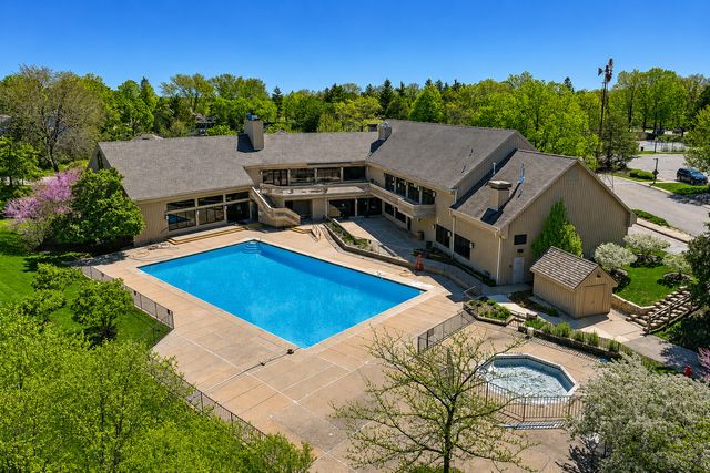 83 THORNHILL Lane B, Lake Barrington, IL 60010