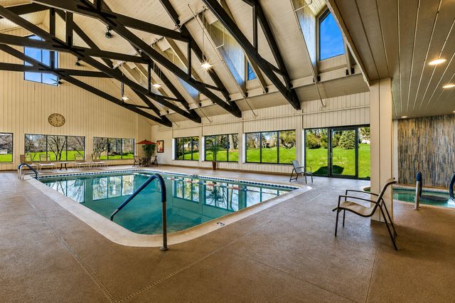 83 THORNHILL Lane B, Lake Barrington, IL 60010
