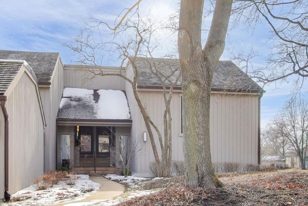 83 THORNHILL Lane B, Lake Barrington, IL 60010