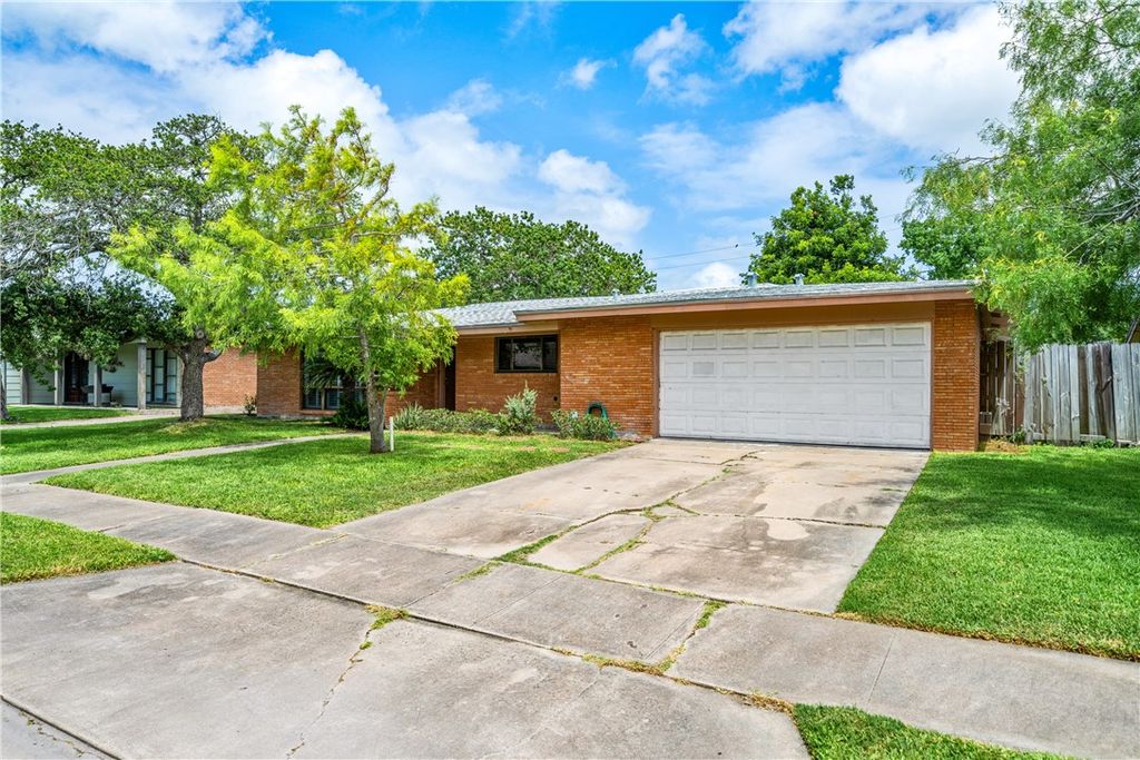 445 Poenisch, Corpus Christi, TX 78412 — photo 2