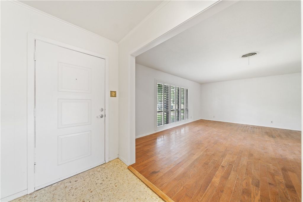445 Poenisch, Corpus Christi, TX 78412 — photo 3