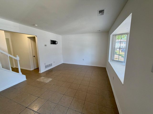 68 VILLAGE DR, Dover, DE 19904