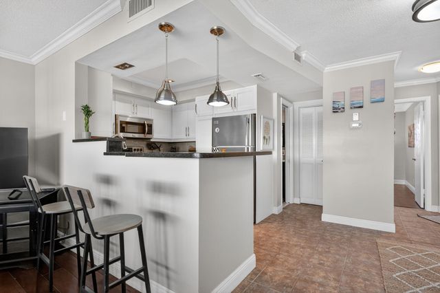 100 Lehane Terrace 28, North Palm Beach, FL 33408