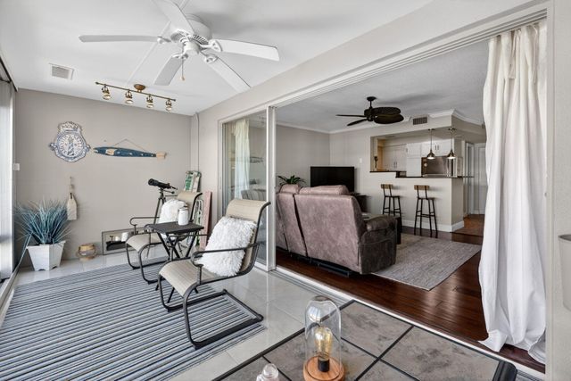 100 Lehane Terrace 28, North Palm Beach, FL 33408