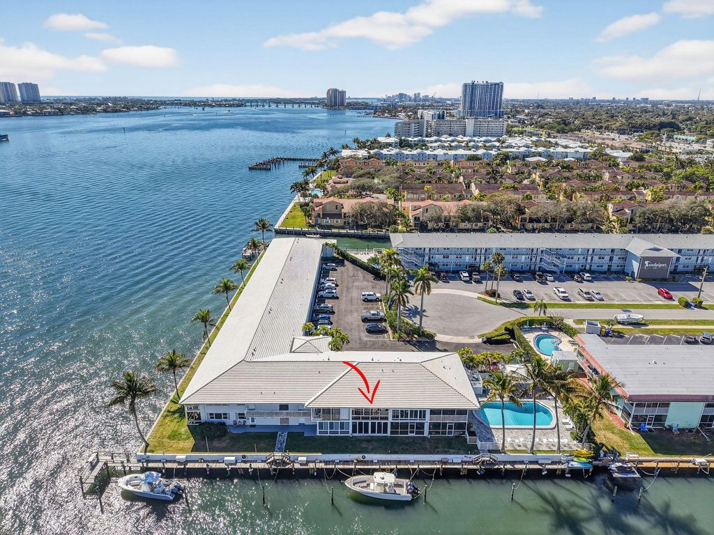 100 Lehane Terrace 28, North Palm Beach, FL 33408