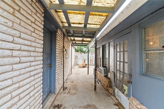 10702 Glenwood St, Corpus Christi, TX 78410