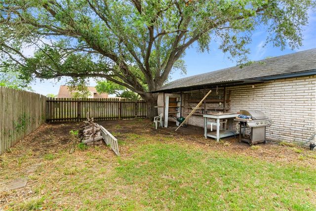 10702 Glenwood St, Corpus Christi, TX 78410