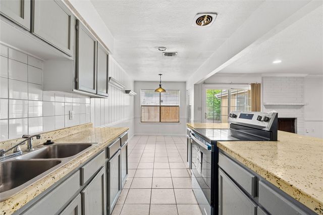 6327 Lynkat Lane, Houston, TX 77083