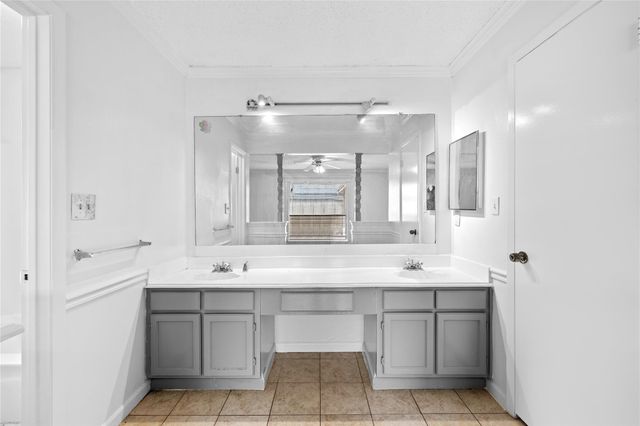 6327 Lynkat Lane, Houston, TX 77083