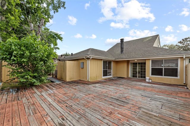 6327 Lynkat Lane, Houston, TX 77083