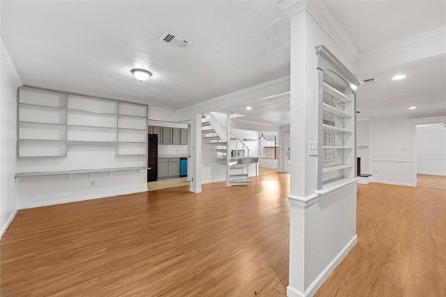 6327 Lynkat Lane, Houston, TX 77083