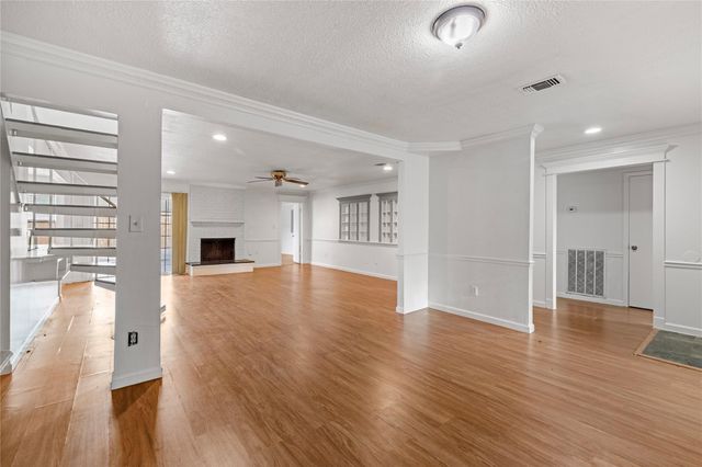 6327 Lynkat Lane, Houston, TX 77083