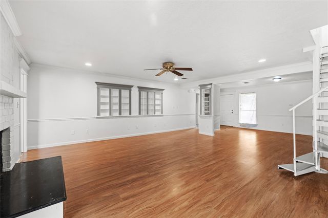 6327 Lynkat Lane, Houston, TX 77083