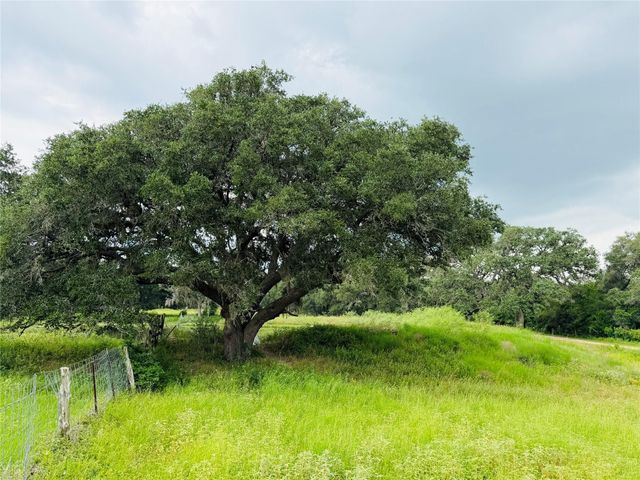 10309 Cr 1, Hallettsville, TX 77964