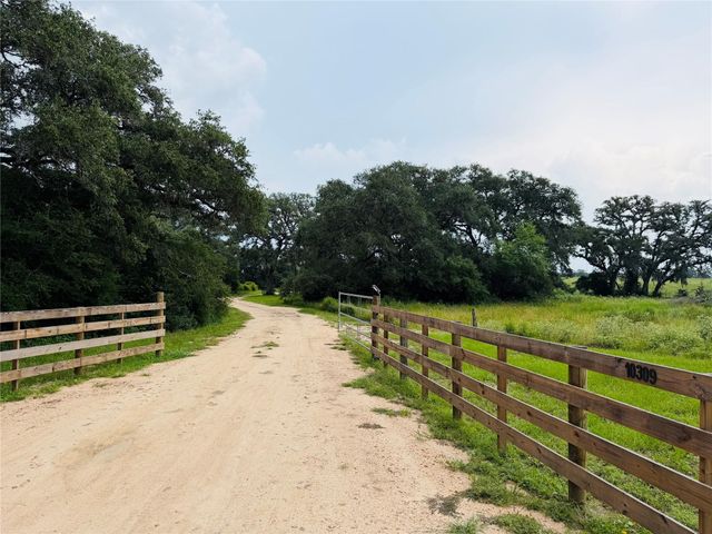 10309 Cr 1, Hallettsville, TX 77964