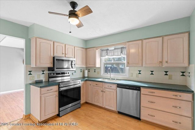 5201 Greenbriar Road, Lansing, MI 48917