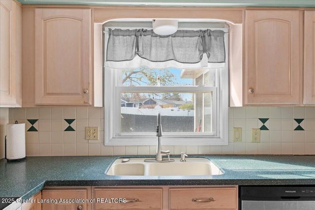 5201 Greenbriar Road, Lansing, MI 48917