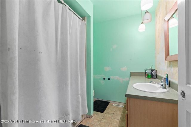 5201 Greenbriar Road, Lansing, MI 48917