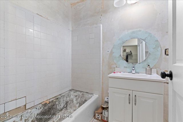 5201 Greenbriar Road, Lansing, MI 48917