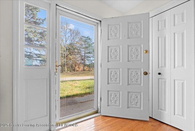 5201 Greenbriar Road, Lansing, MI 48917