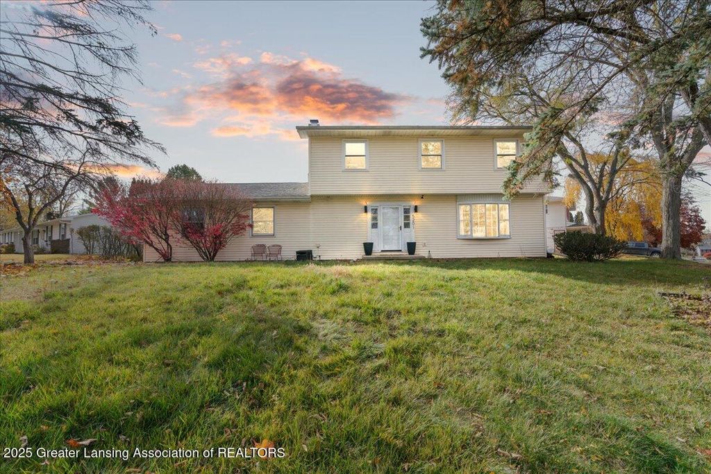 5201 Greenbriar Road, Lansing, MI 48917