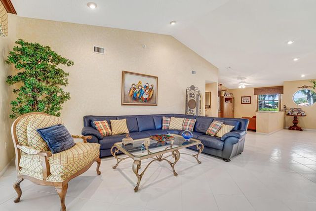 9805 Shadybrook 201 Drive 201, Boynton Beach, FL 33437