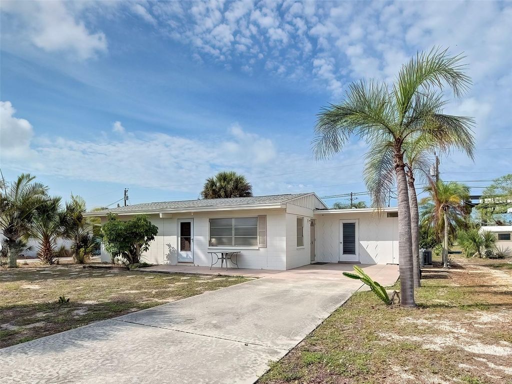 Image 1 of property listing at 35 HILLCREST DRIVE, Englewood, FL 34223