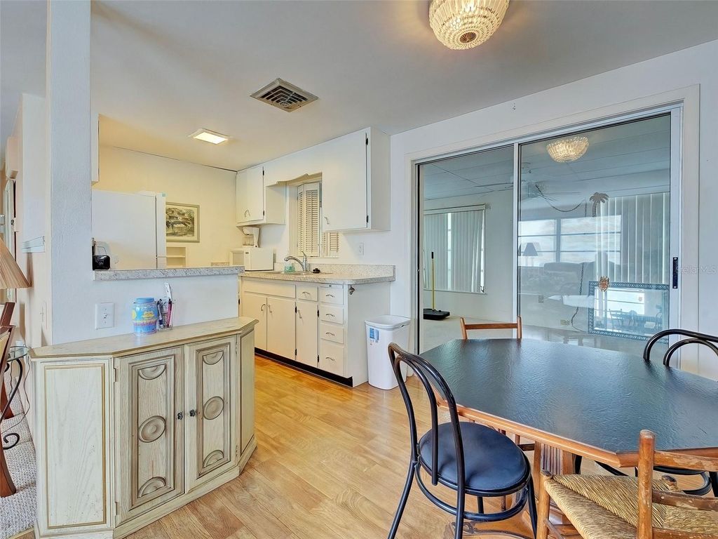 Image 11 of property listing at 35 HILLCREST DRIVE, Englewood, FL 34223